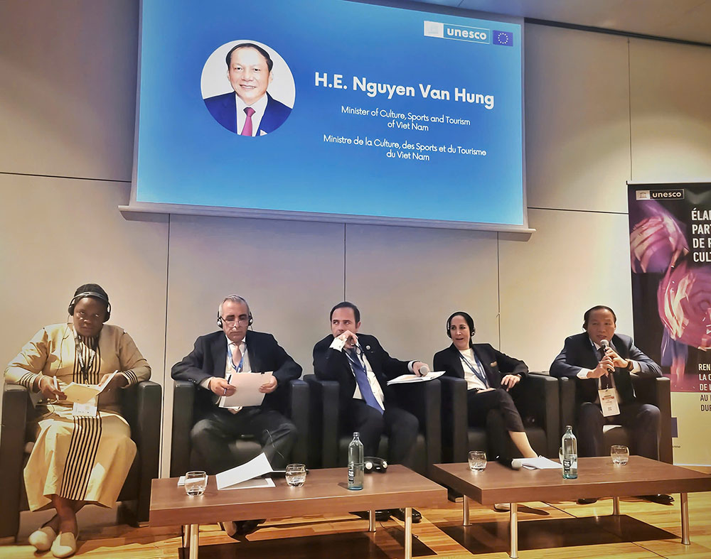 Bo truong Nguyen Van Hung chia se kinh nghiem cua Viet Nam. Tai Phien thao luan co su tham du cua Bo truong Van hoa Panama Maria Eugenia Herrera, Bo truong Bo Van hoa Jordan Mostafa Al-Rawashdeh, Bo truong Bo Van hoa Ghana Peace Mutuuzo Regis. Anh: Cuc Hop tac quoc te