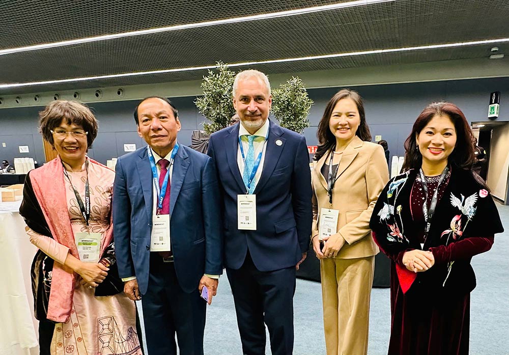 (Tu trai sang) PGS.TS. Nguyen Thi Thu Phuong, Vien truong Vien Van hoa, The thao va Du lich Viet Nam, Bo truong Nguyen Van Hung, Tro ly Tong Giam doc UNESCO phu trach van hoa Ernesto Ottone, Dai su, Truong Phai doan Dai dien Thuong truc Viet Nam tai UNESCO Nguyen Thi Van Anh; TS. Nguyen Phuong Hoa, Cuc truong Cuc Hop tac quoc te. Anh: Cuc Hop tac quoc te