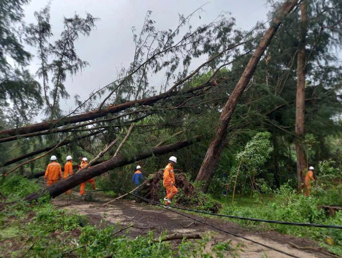 EVN has restored power supply to more than 2.67 million customers whose power supply was interrupted due to the impact of storm No. 10 (reaching a rate of nearly 65%). Photo: EVN