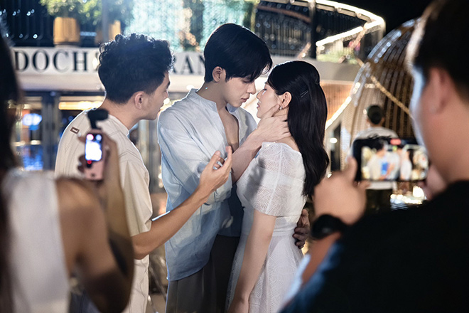 Behind the scenes of the kissing scene between Viet Hoa and Denis Dang. Photo: VFC
