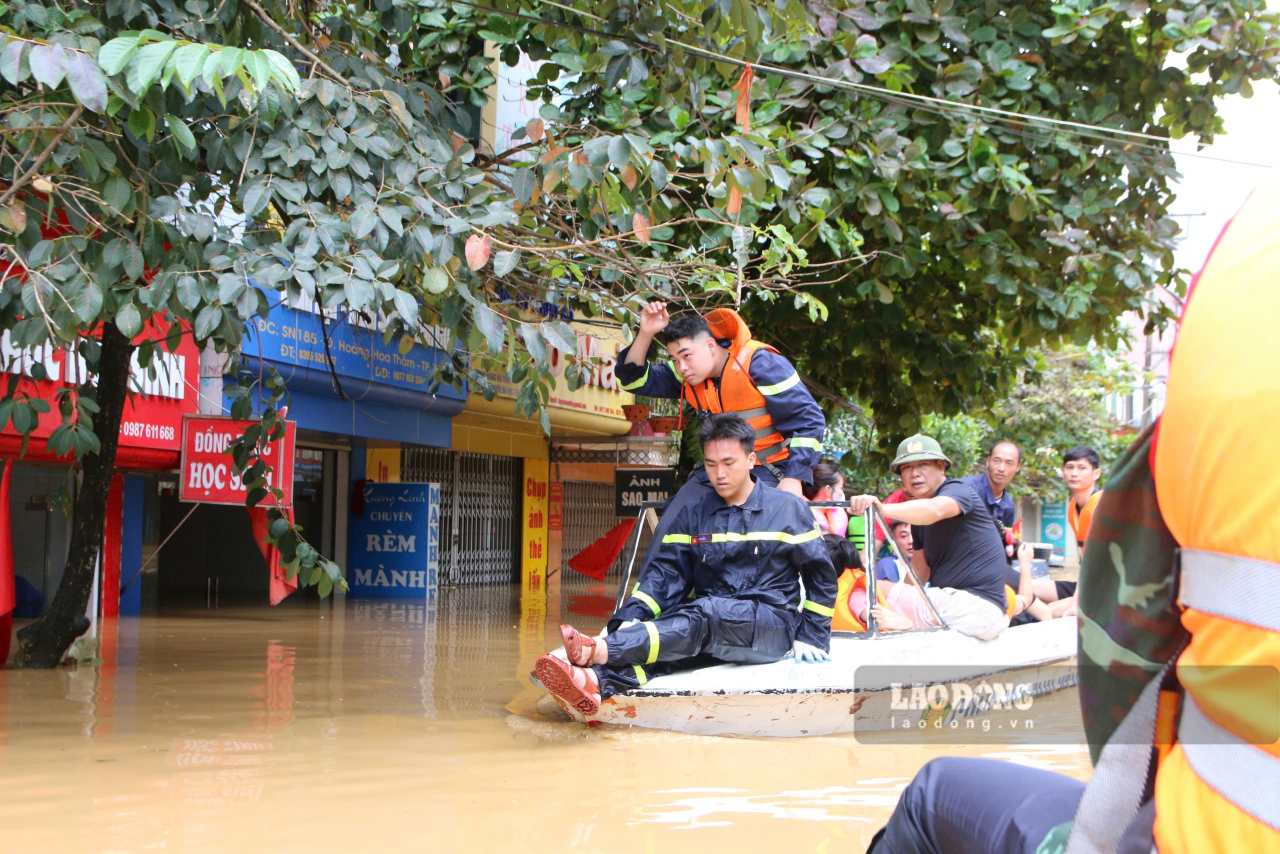 Luc luong chuc nang huy dong cac don vi cung cap nhu yeu pham, do an den ba con vung bi co lap. Anh: Van Duc