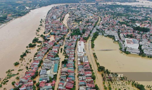 Phường Yên Bái ngập sâu trong nước. Ảnh: Văn Đức.