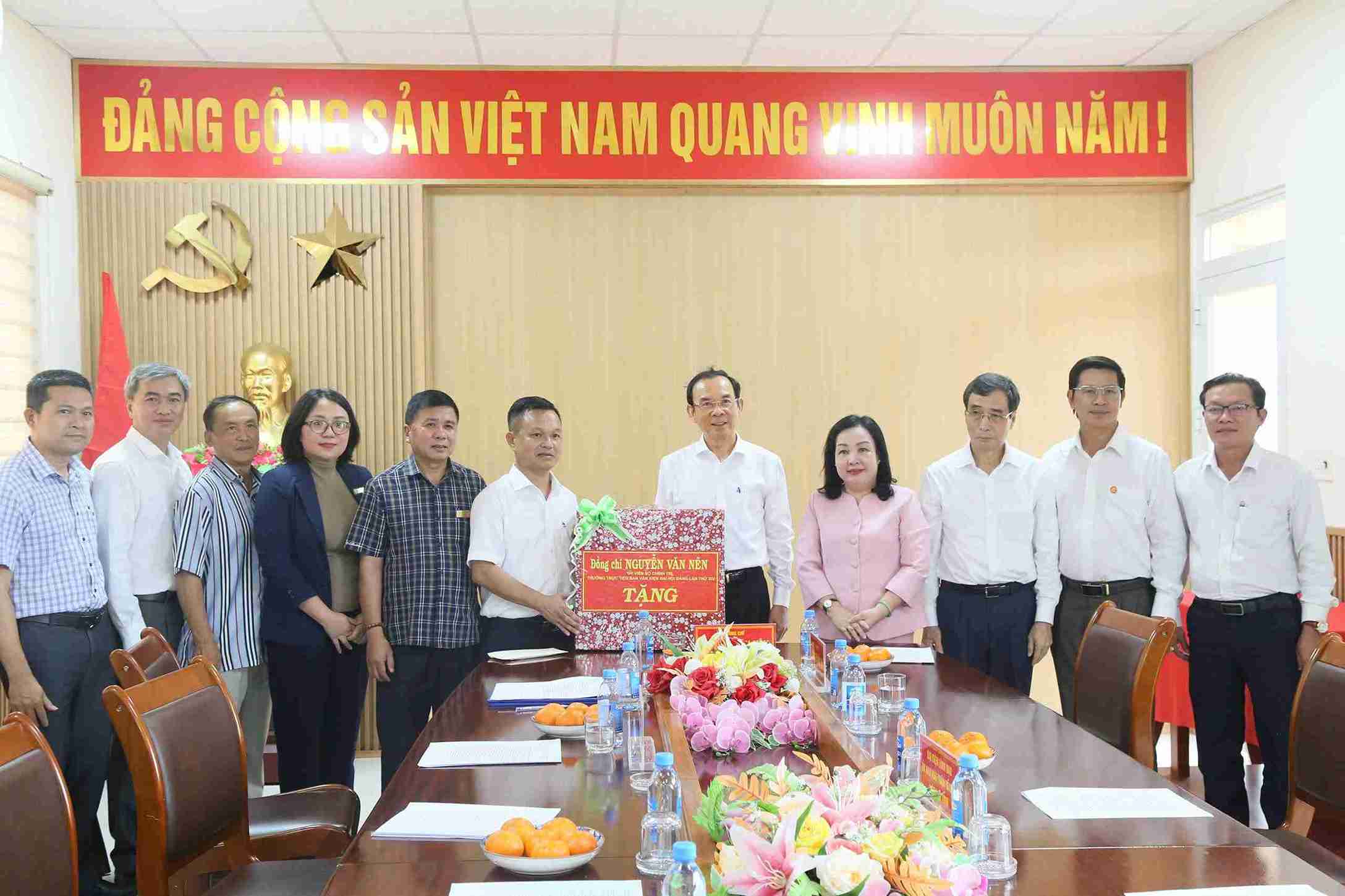 Mr. Nguyen Van Nen - Politburo member, Standing member of the 14th National Party Congress Documents Subcommittee visited and presented gifts at the Dak Lak Province Social Protection and Children's Center. Photo: Uy Nguyen