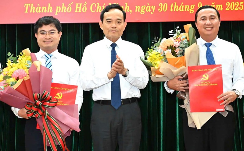Ho Chi Minh City Party Secretary Tran Luu Quang presented the decision to Mr. Le Hoang Hai (right) and Mr. Le Anh Tu. Photo: Viet Dung