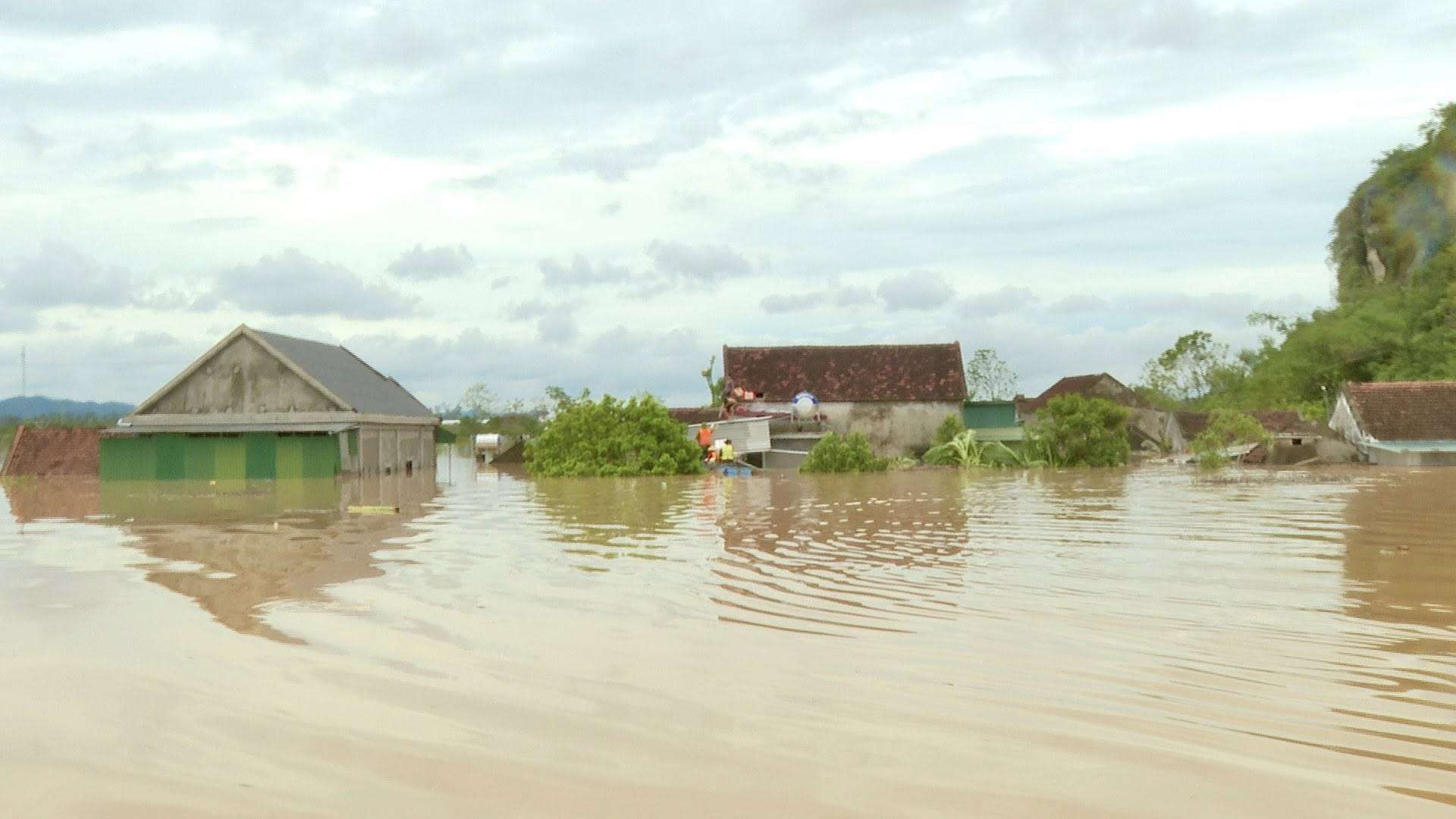 The Con River water rose, nearly 600 households in Tan Ky commune were deeply submerged in water. Photo: Ngoc Anh