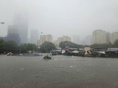 Heavy rain caused many streets in Hanoi to be flooded, doctors recommended prioritizing safety, and the examination schedule will be flexible after the storm. Photo: Minh Hanh