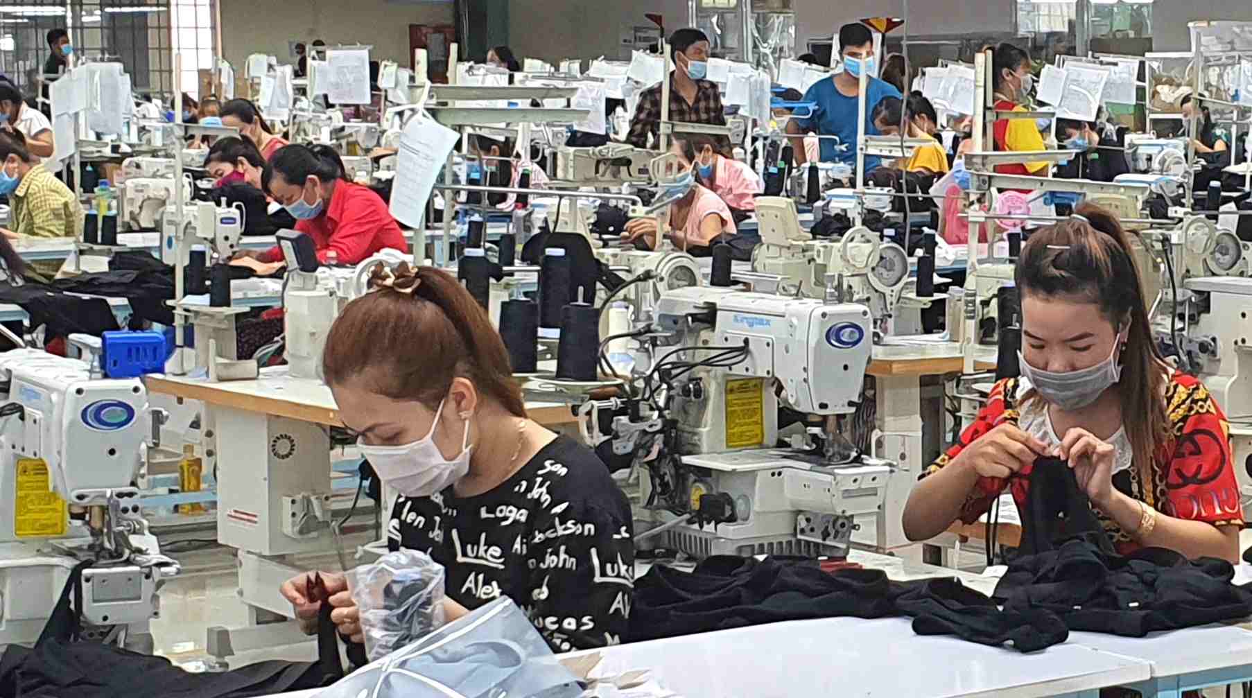 Recognizing the joy of receiving information about increasing the basic salary from January 1, 2026. Photo: Nhat Ho