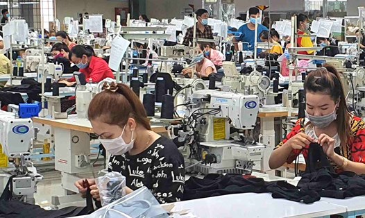 Công nhân vui mừng khi đón nhận thông tin tăng lương cơ sở từ ngày 1.1.2026. Ảnh: Nhật Hồ