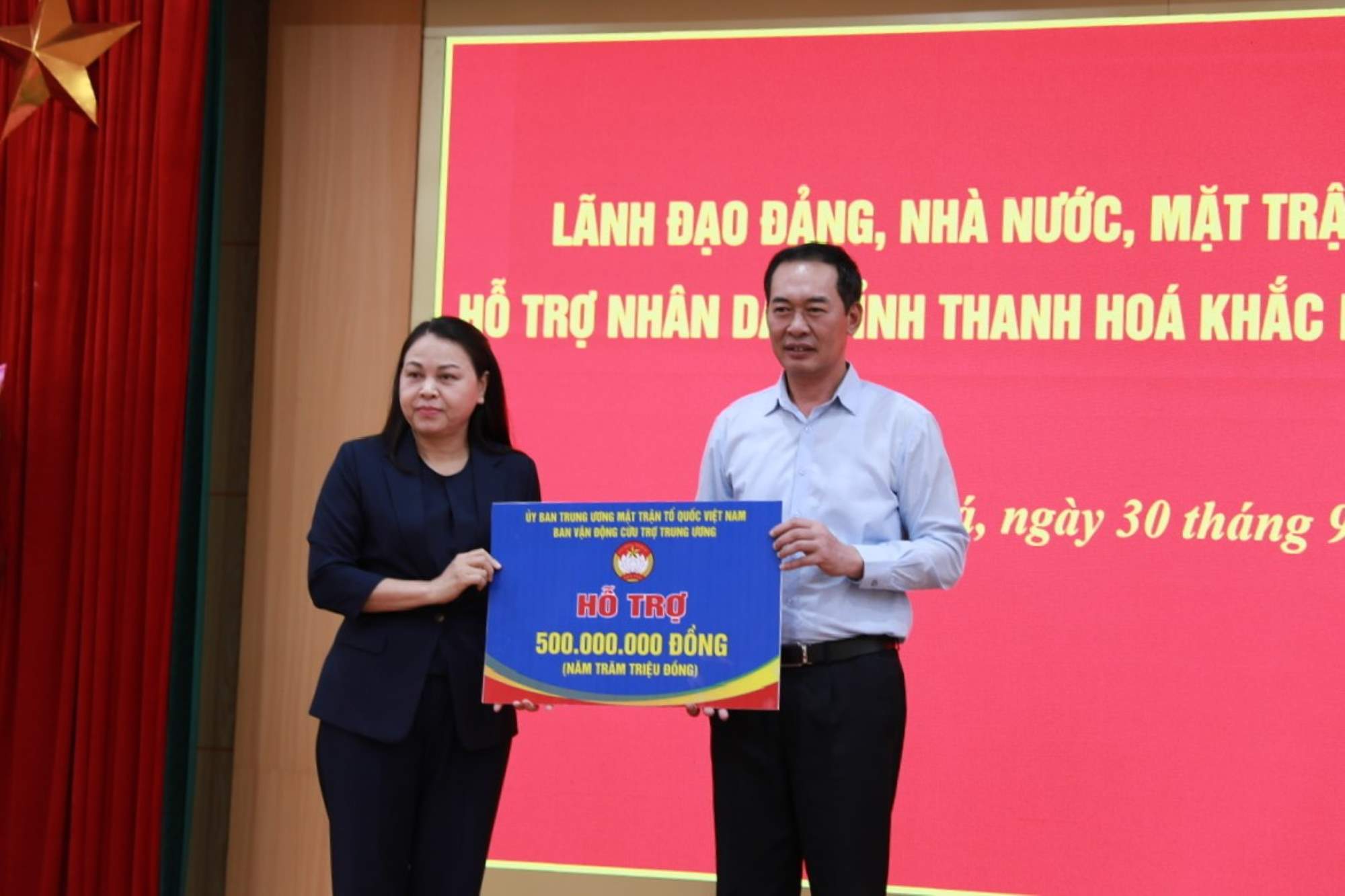 Ba Nguyen Thi Thu Ha - Uy vien Trung uong Dang, Pho Bi thu Thuong truc Dang uy Mat tran To quoc, cac doan the Trung uong, Pho Chu tich - Tong Thu ky Uy ban Trung uong Mat tran To quoc Viet Nam - trao 500 trieu dong ung ho nhan dan Thanh Hoa cho ong Trinh Tuan Sinh - Pho Bi thu Tinh uy, Chu tich MTTQ Viet Nam tinh Thanh Hoa. Anh: Xuan Hung