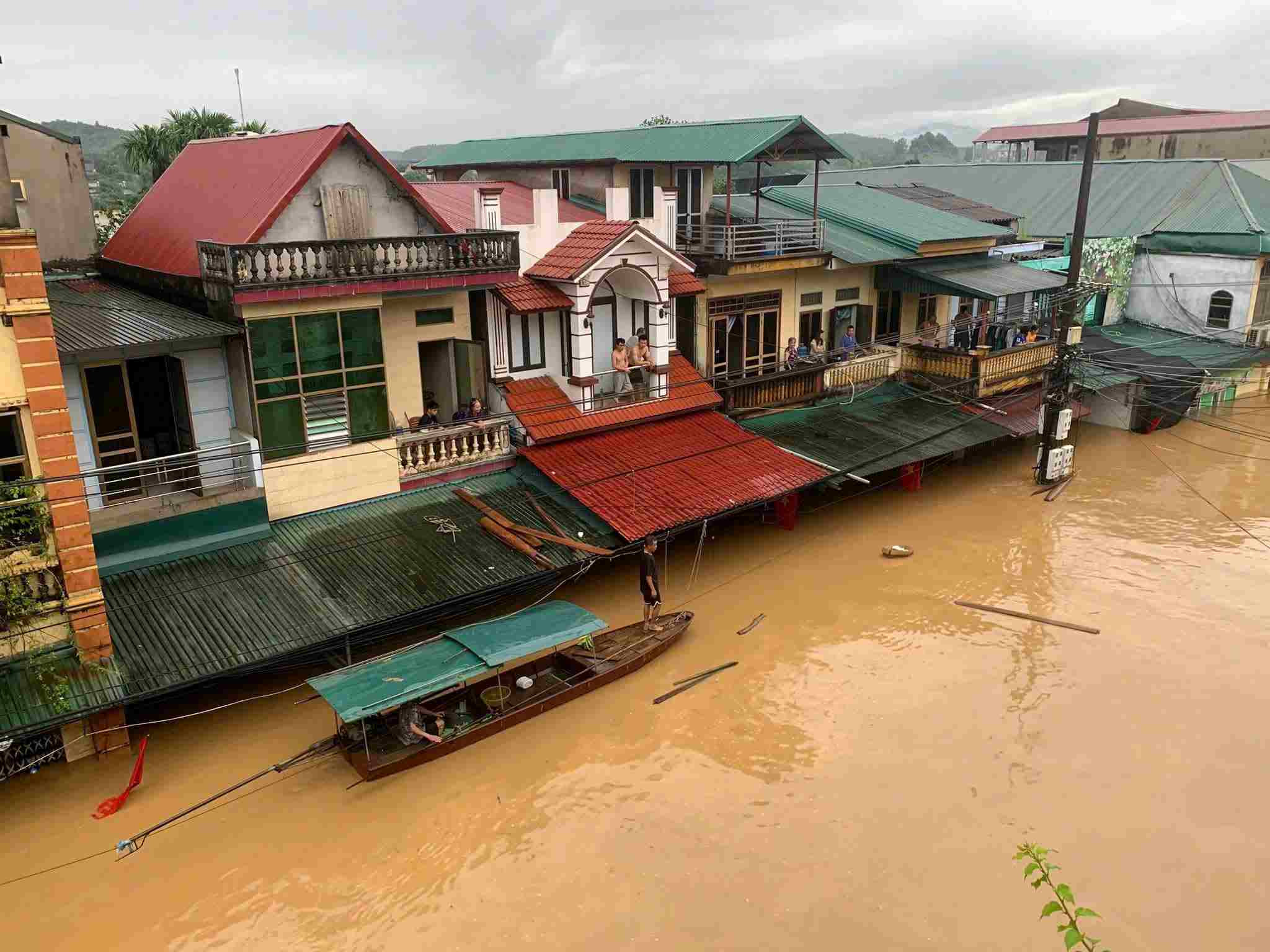 Viec cuu ho, cuu tro nguoi dan trong khu vuc ngap ung dang duoc co quan chuc nang tinh Lao Cai khan truong trien khai. Anh: Van Duc