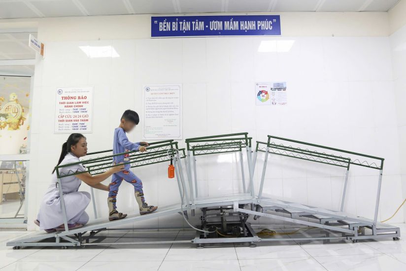 The initiative " upright fish bone stairs for children" helps support children with difficulty moving. Photo: Provided by the hospital
