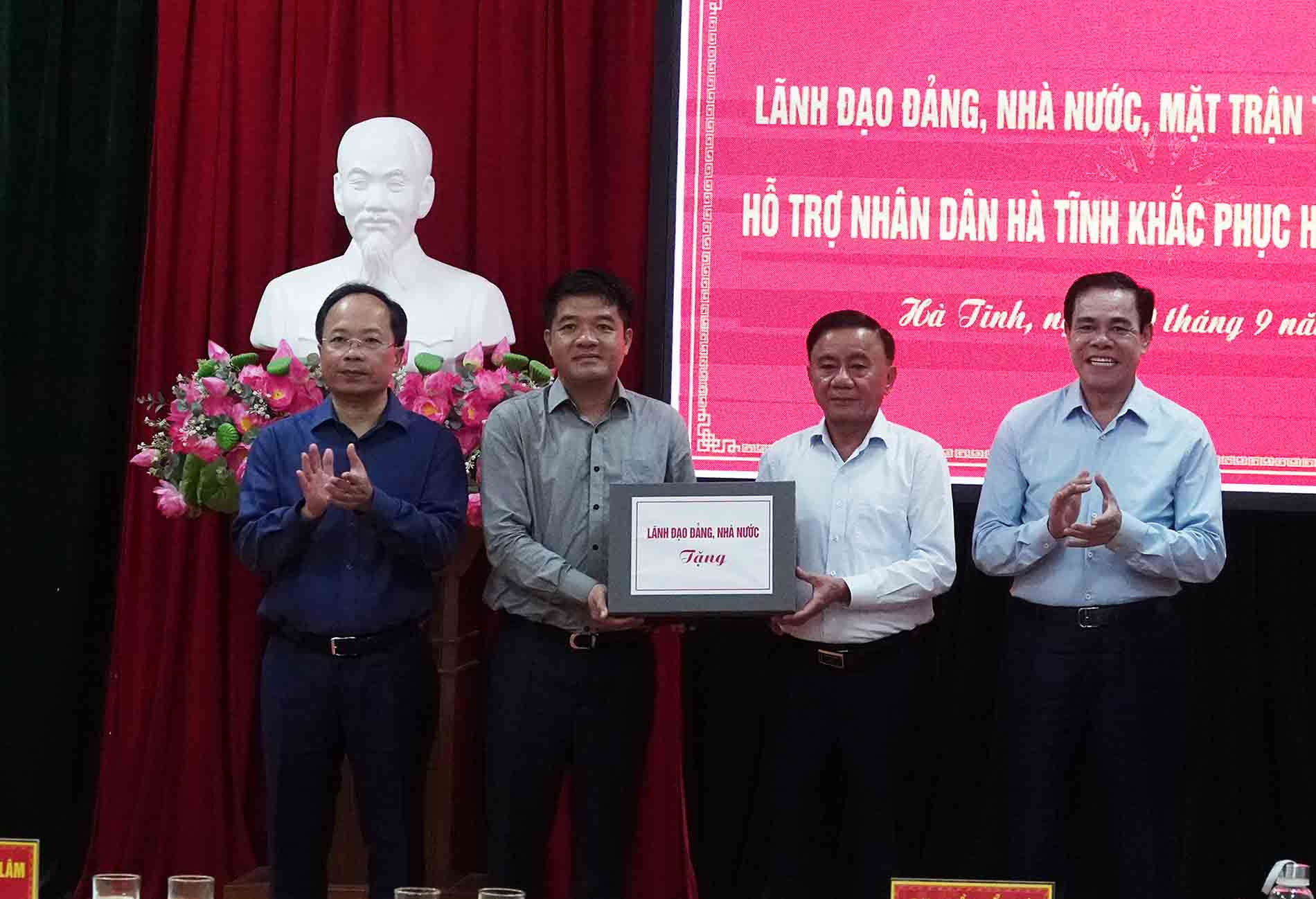Dong chi Tran Cam Tu trao qua. Anh: Tran Tuan.