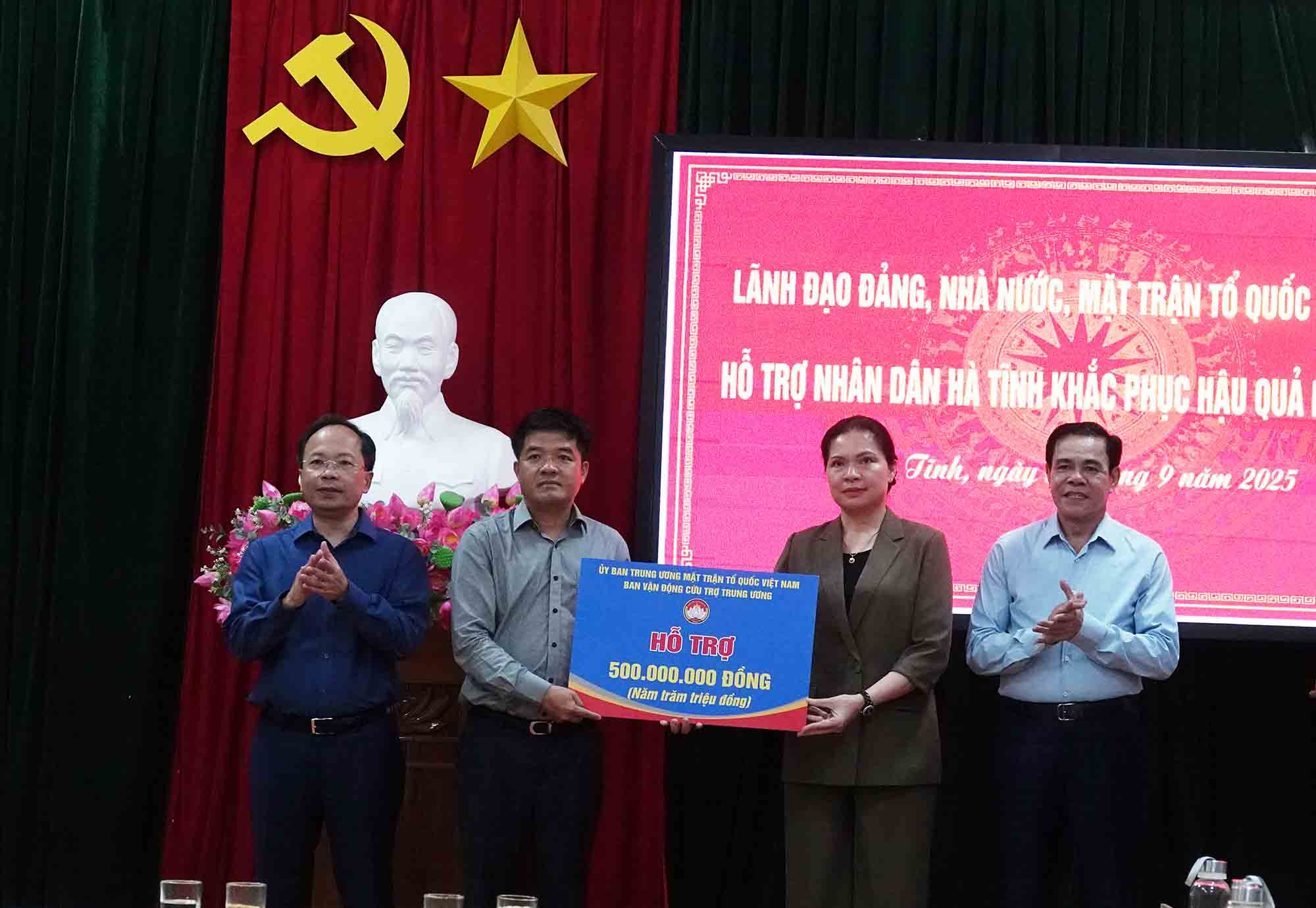 Dong chi Ha Thi Nga - Uy vien Trung uong Dang, Pho Chu tich Uy ban MTTQVN trao qua cua Uy ban MTTQVN ho tro tinh Ha Tinh khac phuc hau qua bao so 10. Anh: Tran Tuan.