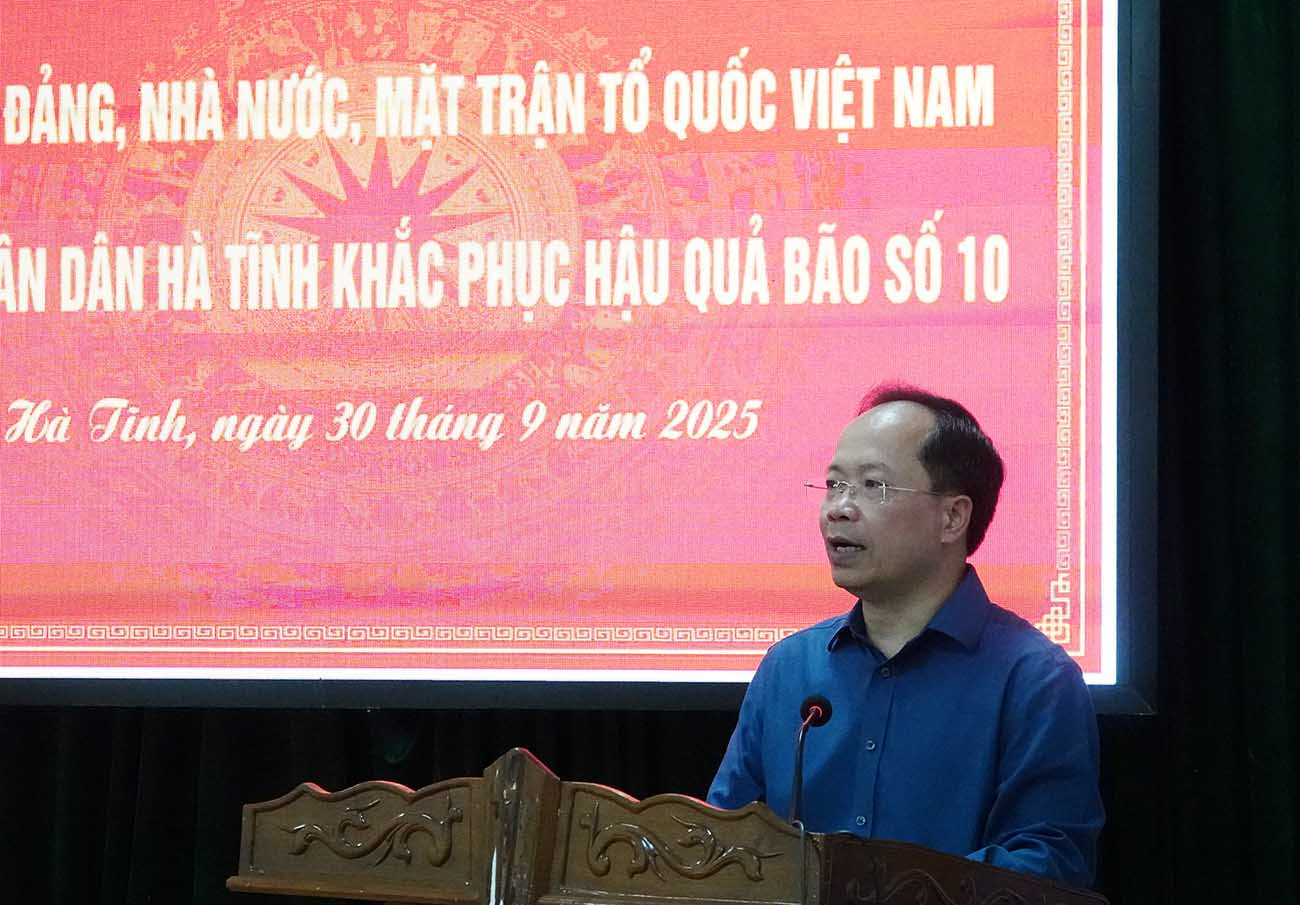 Ong Nguyen Duy Lam - Bi thu Tinh uy Ha Tinh phat bieu cam on su quan tam cua lanh dao Dang, Nha nuoc, MTTQVN danh cho tinh Ha Tinh trong cong tac khac phuc hau qua bao so 10. Anh: Tran Tuan.