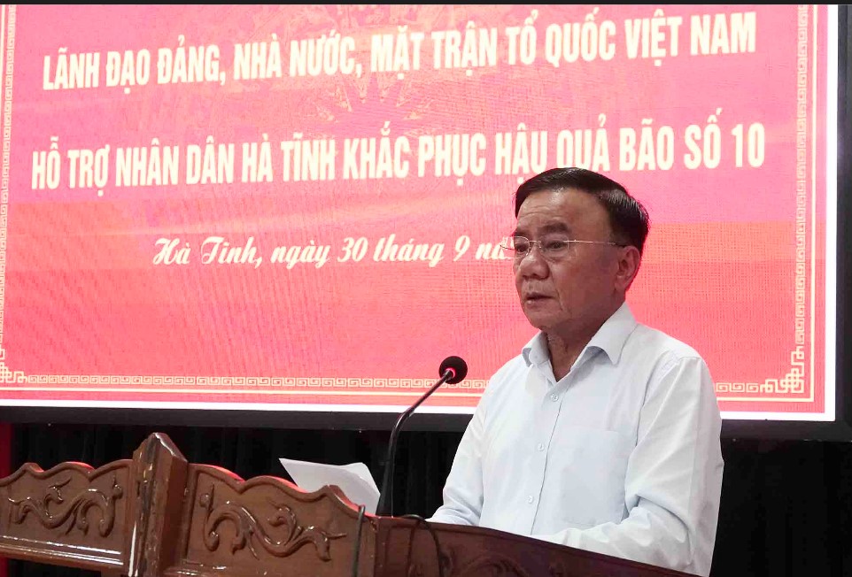 Comrade Tran Cam Tu - Politburo member, Standing member of the Secretariat spoke at the gift-giving ceremony. Photo: Tran Tuan.