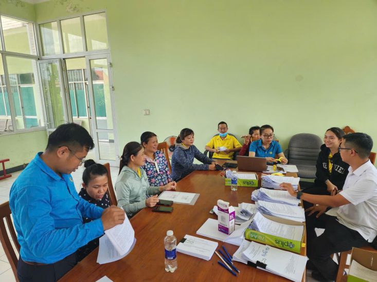 Da Nang Trade Union officials guide workers in the procedures for filing a lawsuit. Photo: Tuong Minh