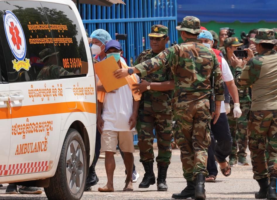 Thailand returned the captive Cambodian soldier after the ceasefire took effect on August 1, 2025. Photo: Xinhua