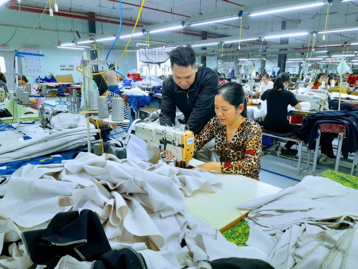 Mr. Tran Duy Do guides sewing workers. Photo: Tran Duy