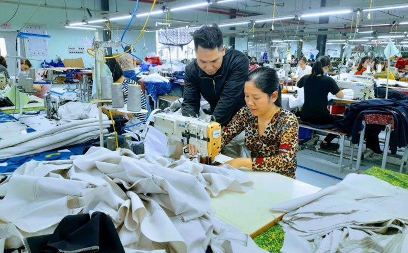 Mr. Tran Duy Do guides sewing workers. Photo: Tran Duy