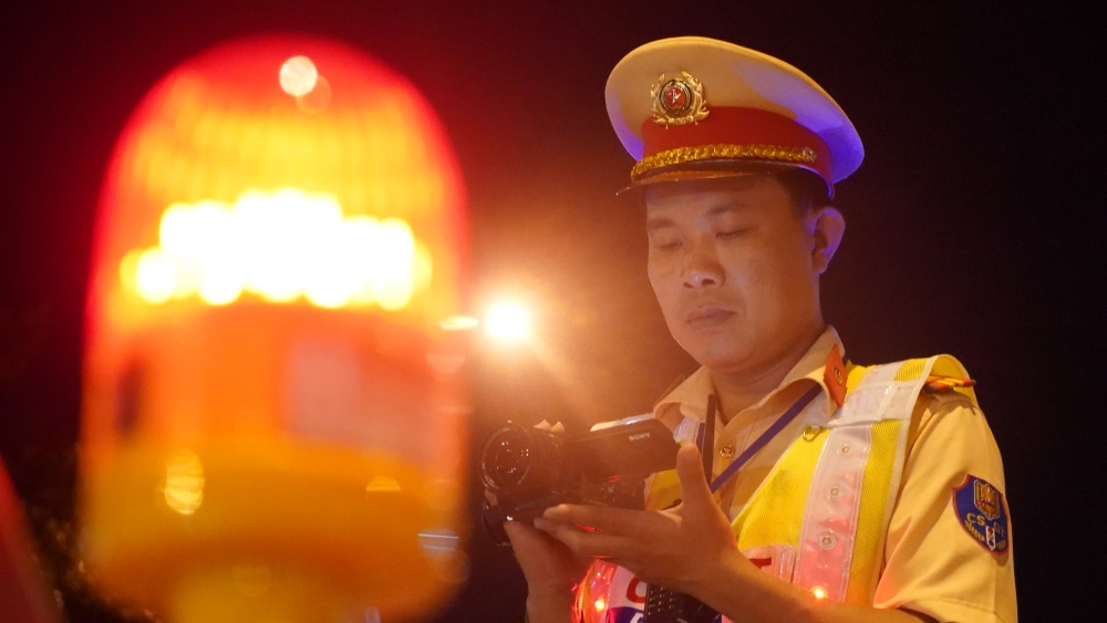 Phong CSGT TP Can Tho kiem tra nong do con, chay vuot qua toc do tai Quoc lo 1A. Anh: Ta Quang