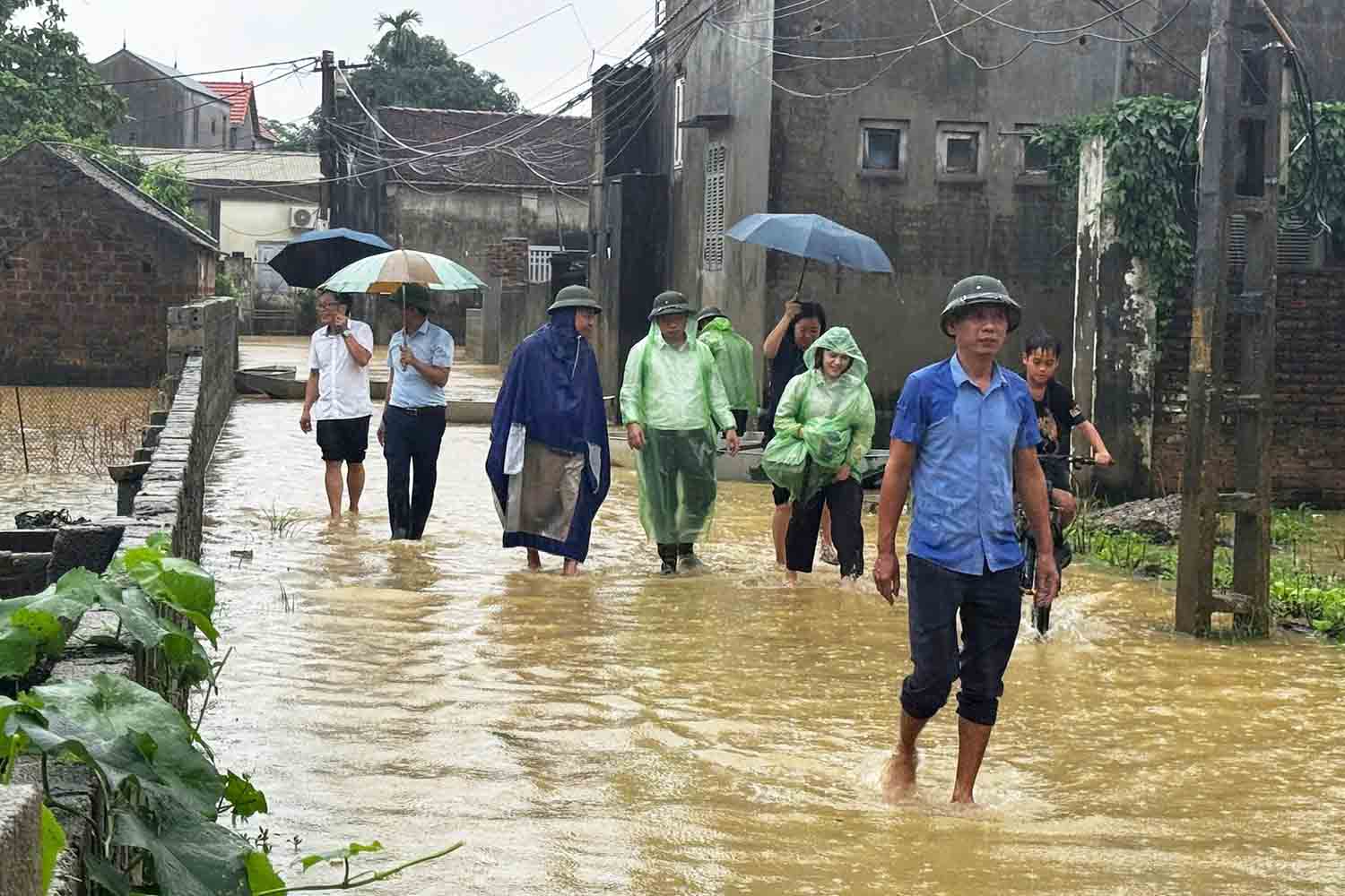 Leaders of Quang Bi commune (Hanoi) inspect and direct the response to floods from the Bui river flooding into Dong Dau village. Photo: To Dao