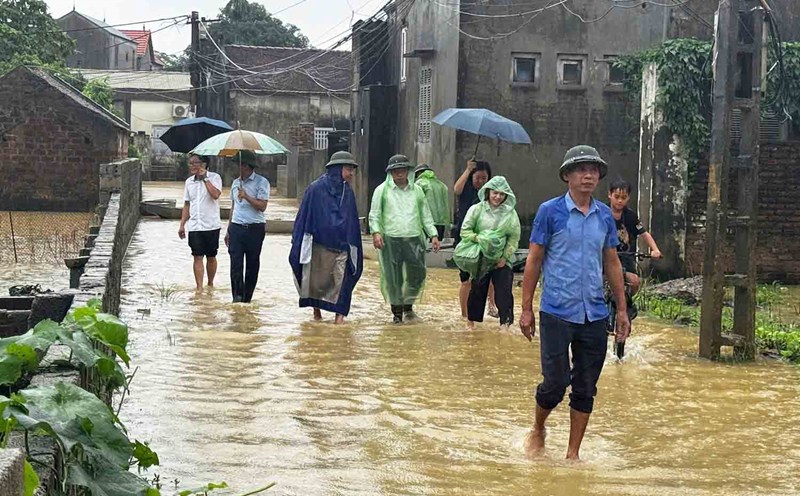 Leaders of Quang Bi commune (Hanoi) inspect and direct the response to floods from the Bui river flooding into Dong Dau village. Photo: To Dao