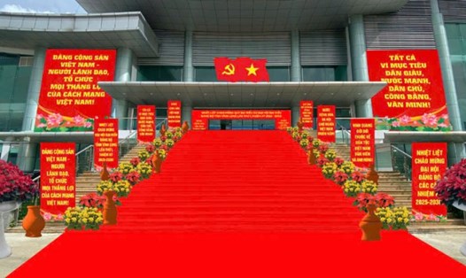 Công tác trang trí chuẩn bị cho các chương trình văn hóa, nghệ thuật chào mừng Đại hội Đảng bộ tỉnh. Ảnh: Sở VHTT&DL Vĩnh Long