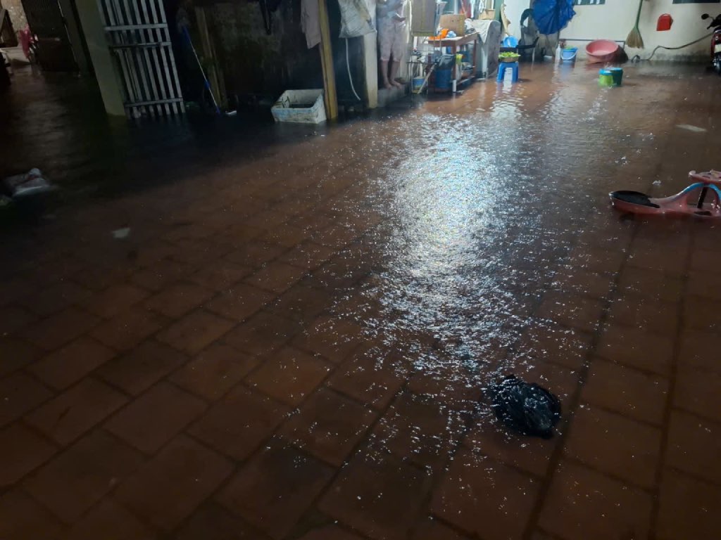 Khu tro noi anh Dinh thue bi ngap nuoc. Anh: NVCC