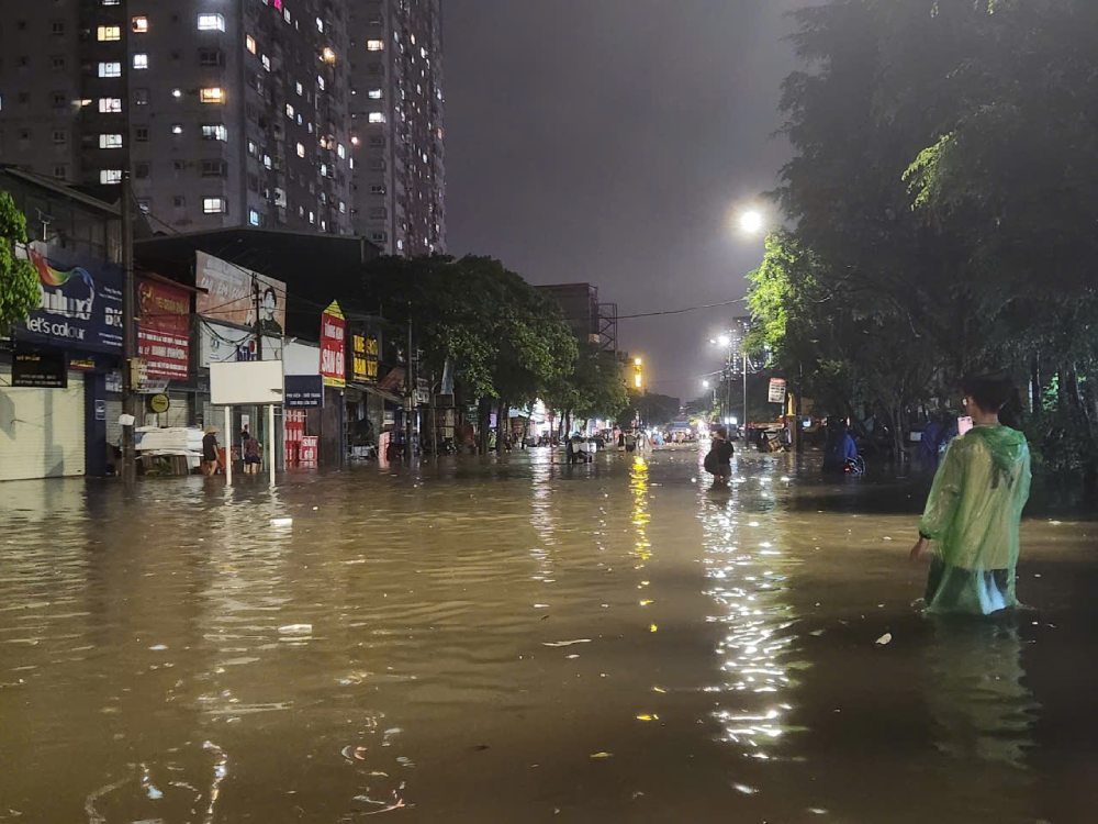 Mua to suot ngay 30.9 khien nhieu khu vuc tai Ha Noi ngap sau. Dac biet, cac khu nha tro cong nhan vua ngap, vua mat dien. Anh: Quynh Chi