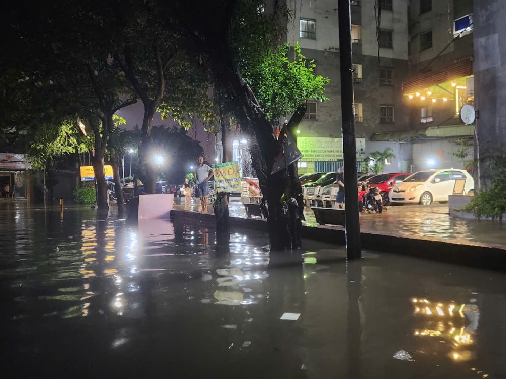 Chi Hoa lo lang vi den 19h, chong con van chua ve den nha vi nuoc ngap “quay” quanh khu tro“. Anh: Quynh Chi
