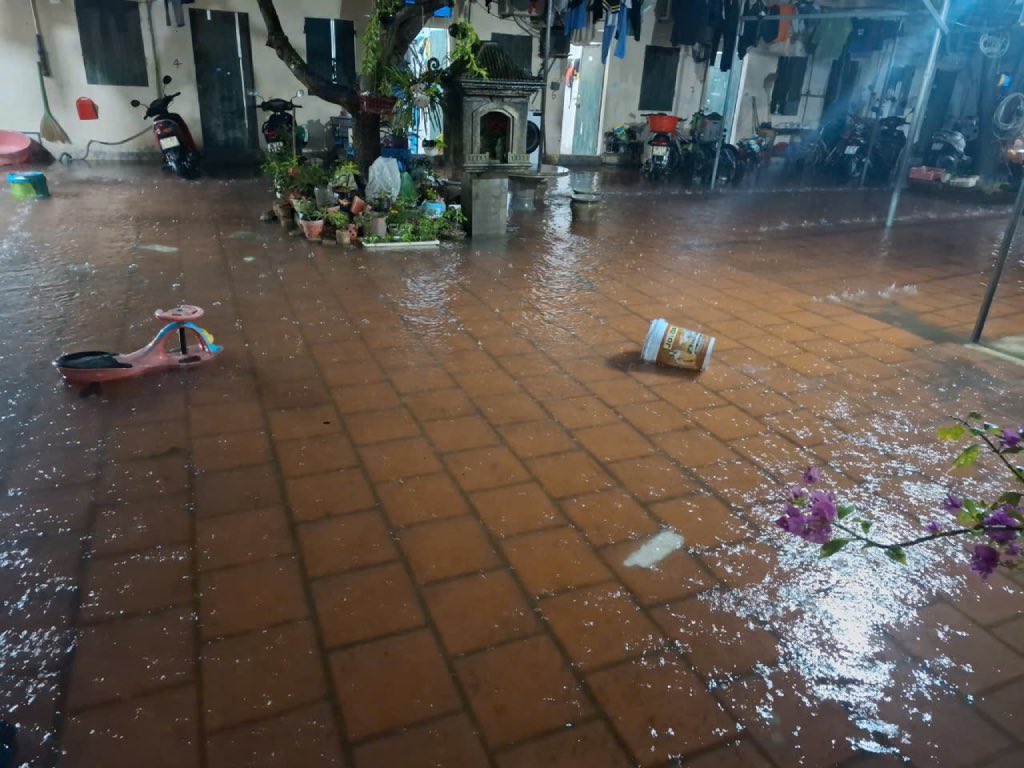 The yard of a boarding house in Nhue village, Thien Loc commune, Hanoi city was flooded. Photo taken at 6:00 p.m. on September 30. Photo: NVCC