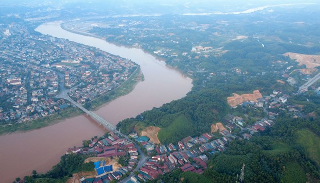 Cấm lưu thông qua cầu Yên Bái do tàu hút cát trôi va vào trụ cầu