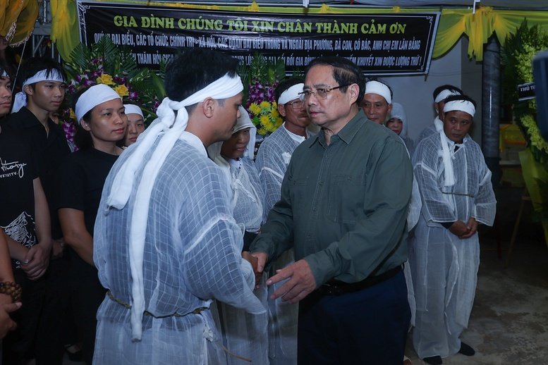 Prime Minister Pham Minh Chinh visits and expresses condolences to families of people affected by natural disasters - Photo: Nhat Bac
