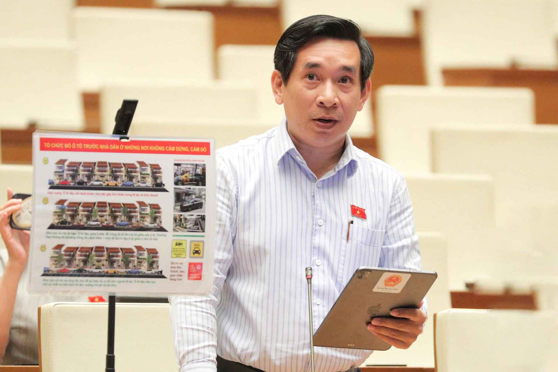 Dai bieu Nguyen Van Canh voi so do minh hoa cach do o to. Anh: Quochoi.vn