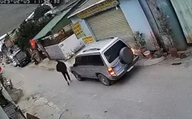 Many cases of conflict were due to parking cars in front of people's houses. Photo: Quang Dai cut from the clip.