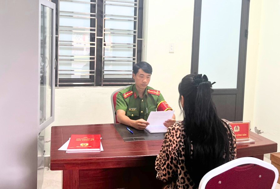 Ms. Nguyen Thi T worked at the Nam Trieu Ward Police Department, verifying the incident of mistaken account transfer. Photo: Hai Phong Police