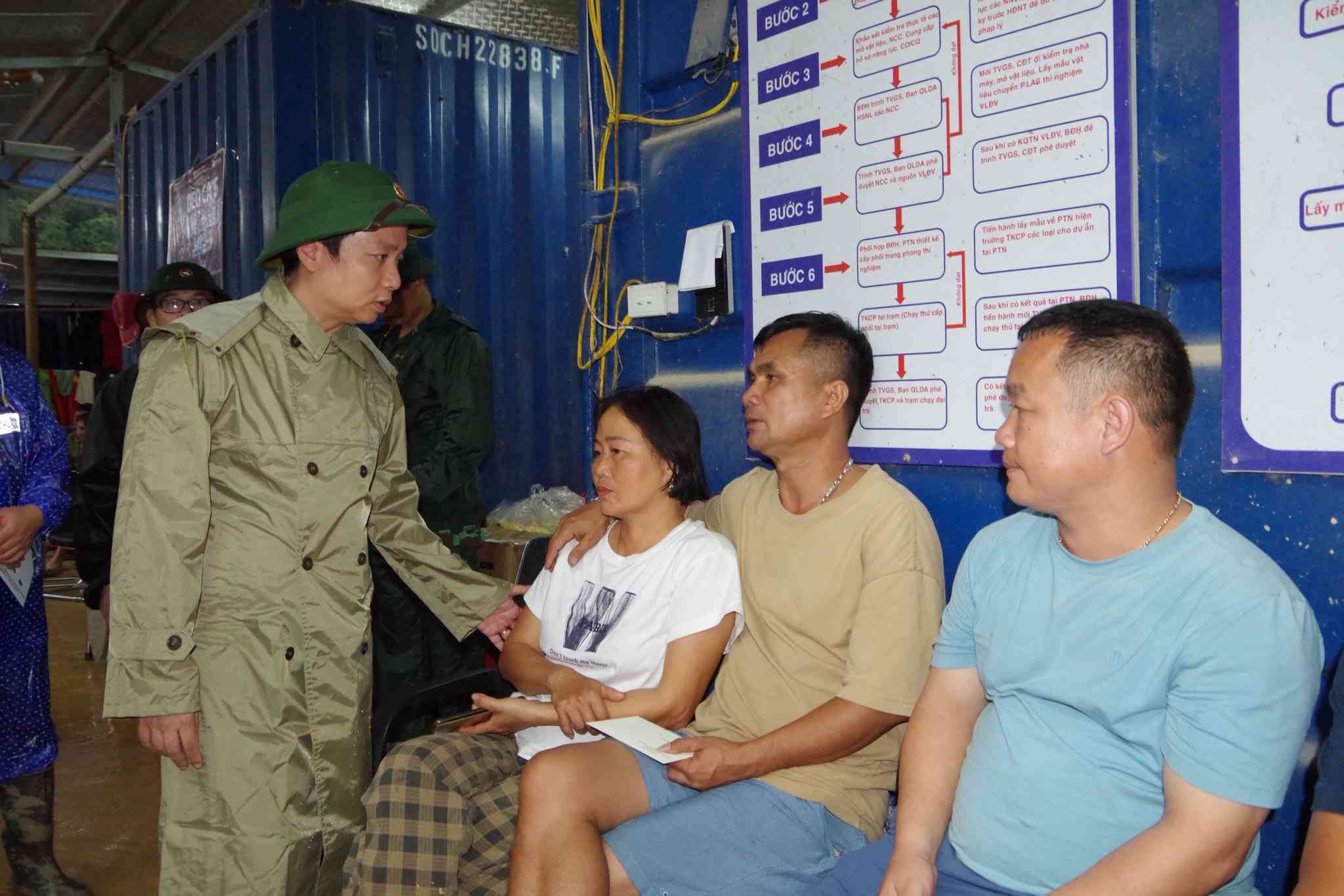 The Chairman of Cao Bang encouraged the family of a missing person. Photo: Cao Bang Military Command
