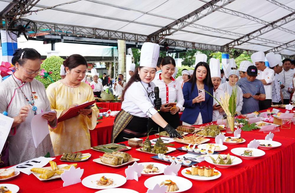 Cac dau bep che bien mon an tu sen. Anh: Don vi cung cap