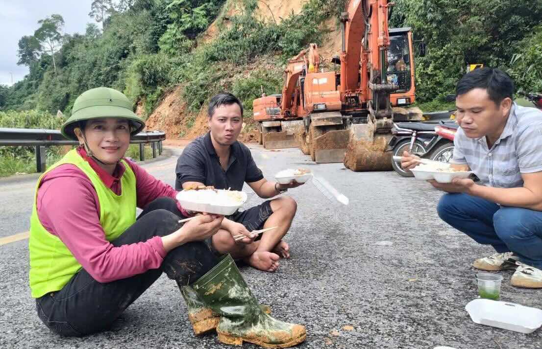 Timely meals of the Thai Hoa Ward Labor Union give union members and workers strength to complete their tasks. Photo: Nghe An Trade Union