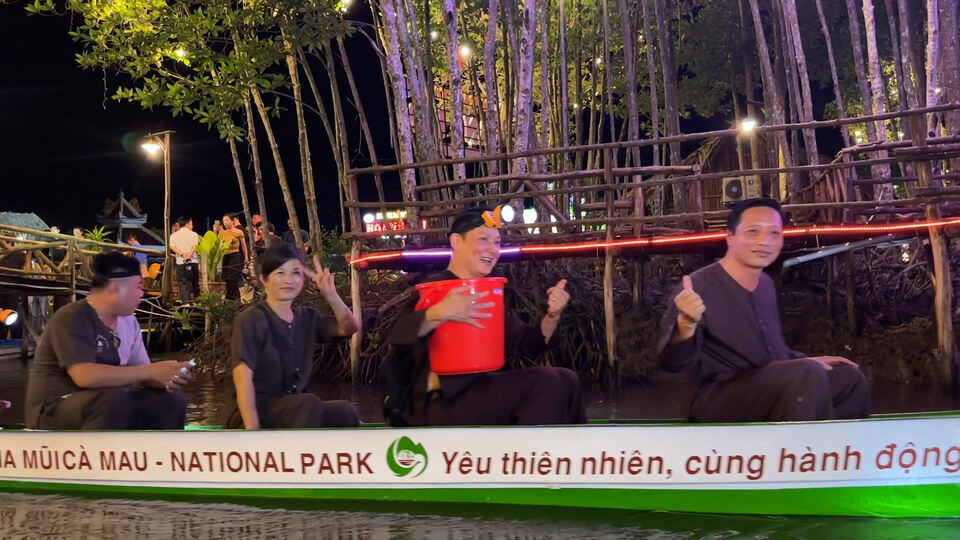 Fermer -Up pour attraper trois aspects entre les mangroves CA Mau