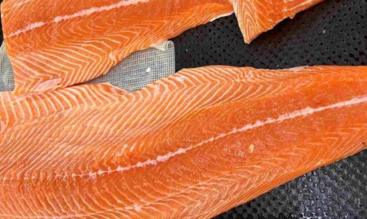 Cá hồi nướng sốt chanh là món ăn tốt cho xương với người sau tuổi 40. Ảnh: Kiều Vũ.