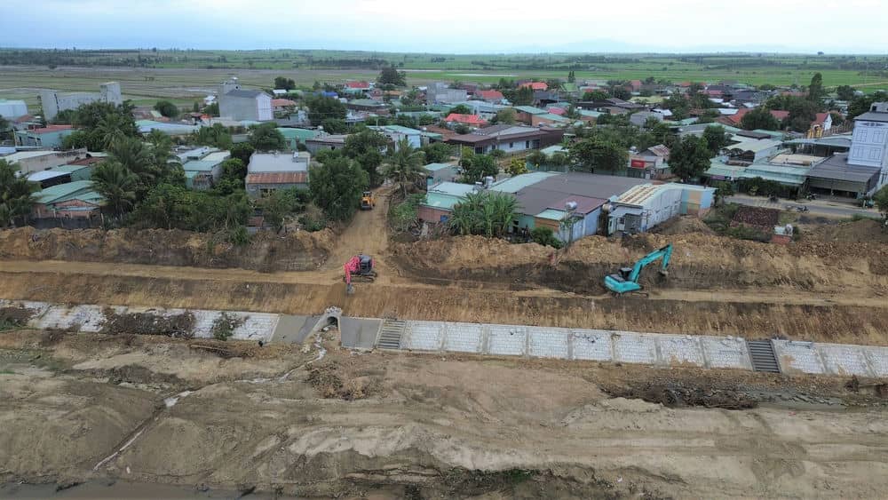Bo ke pour lutter contre les glissements de terrain et proteger la securite des zones residentielles et de la route nationale voisine. Photo : Thanh Tuan