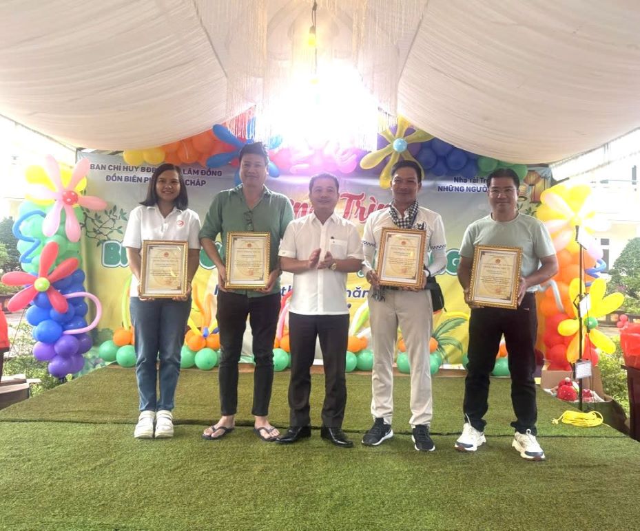 Lanh dao xa Quang Truc trao thu cam on tang Doan thien nguyen Cong dong otosaigon.com. Anh: Linh Khoi