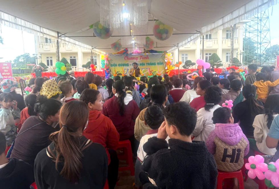 Cac em tham gia cac hoat dong vui nhon. Anh: Linh Khoi