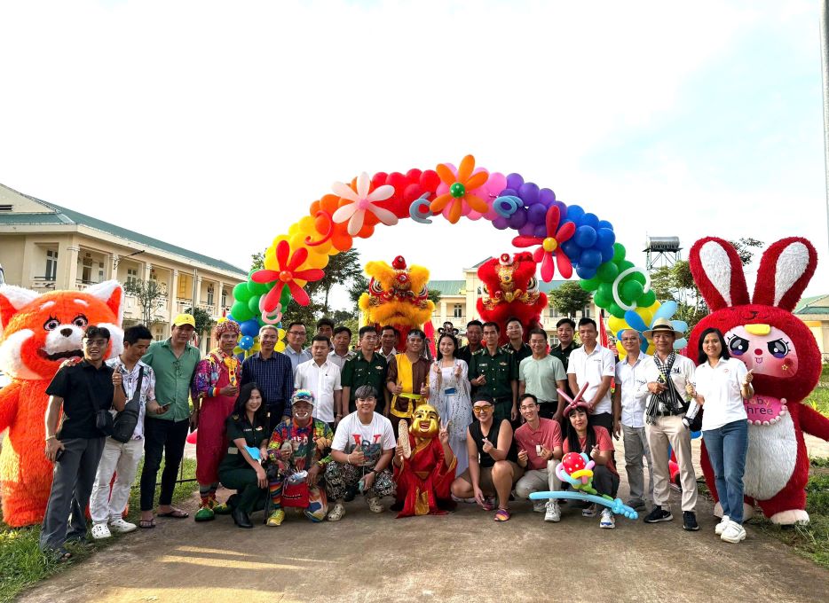Children in the border area of Lam Dong celebrate the warm and fun Mid-Autumn Festival. Photo: Linh Khoi