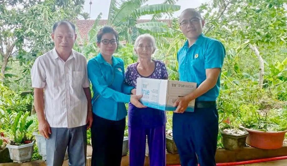 Thai Hoa Ward Labor Union supports union members after storm No. 10. Photo: Nghe An Trade Union