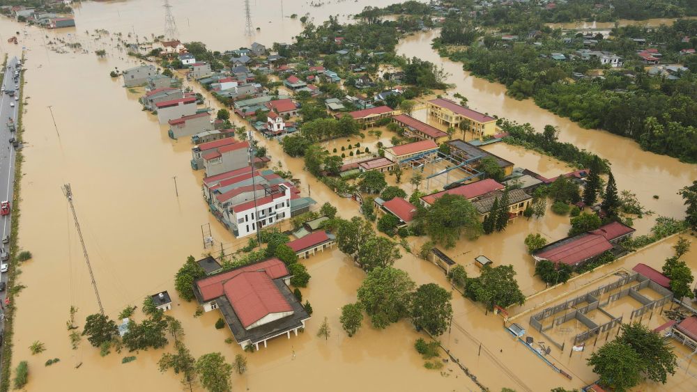 Thanh Hoa 省 Nong Cong 村の数千戸の家屋が洪水で深く浸水しました。写真: Quach Du