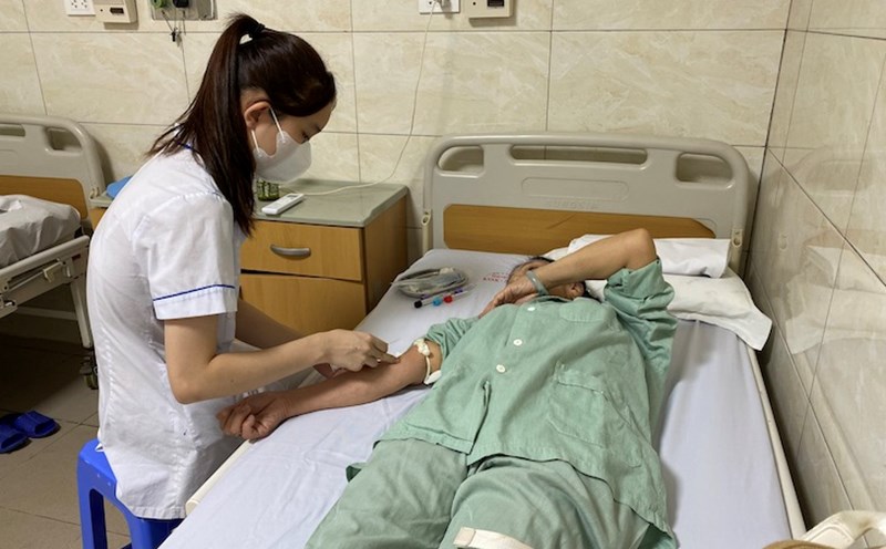 The Ministry of Health has just responded and provided information on how to arrange salaries for nurses, midwives, and grade IV medical technicians. In the photo is a nurse taking care of the patient. Photo: Thuy Linh