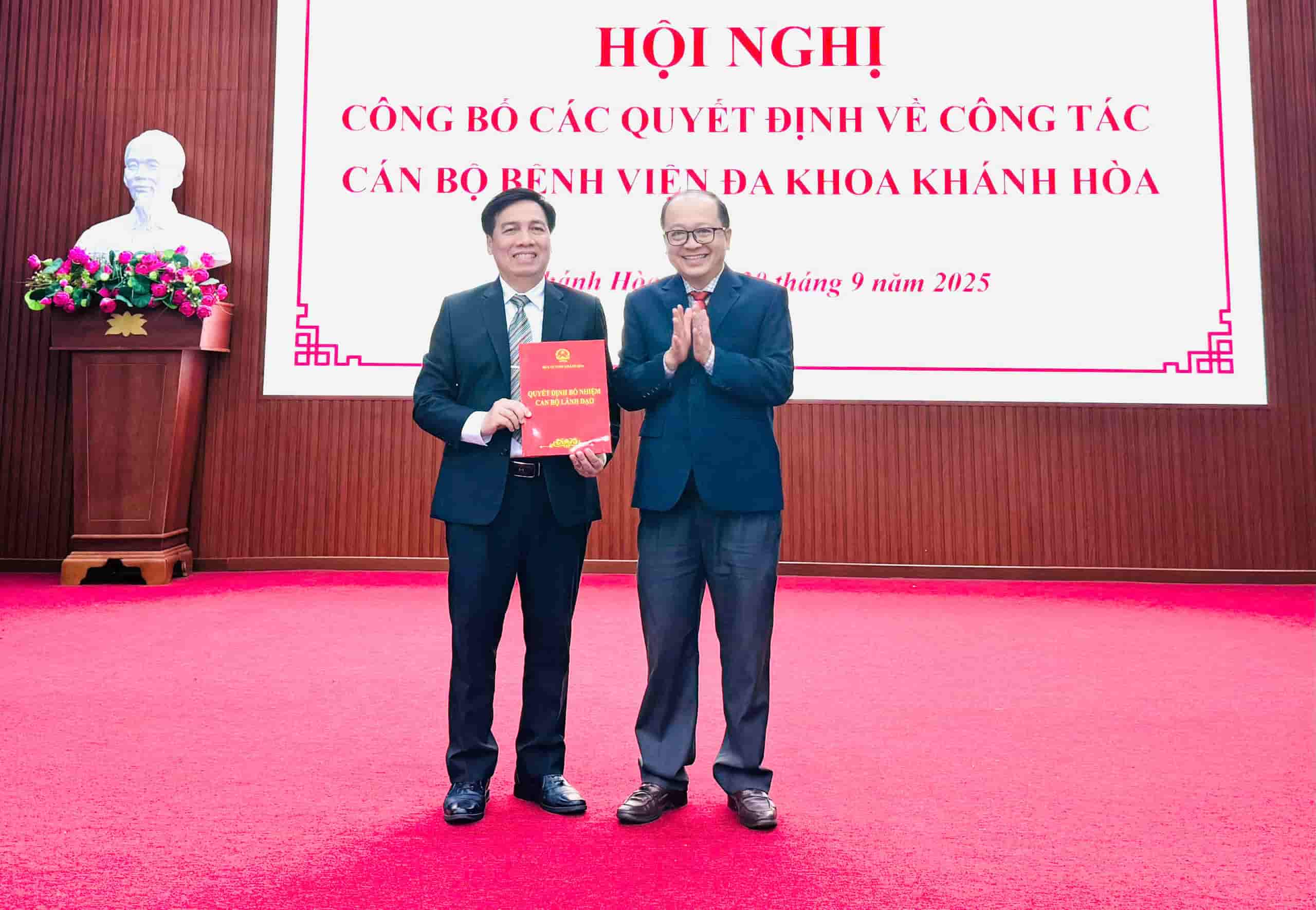 Mr. Le Van Khoa - Director of Khanh Hoa Department of Health (left), presented the decision to the new Director of the Provincial General Hospital. Photo: Thanh Thuy