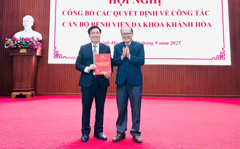Mr. Le Van Khoa - Director of Khanh Hoa Department of Health (left), presented the decision to the new Director of the Provincial General Hospital. Photo: Thanh Thuy